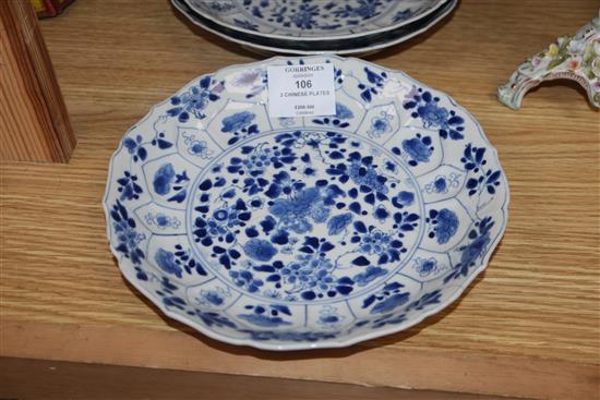 A set of three Chinese blue and white plates Diameter 20cm